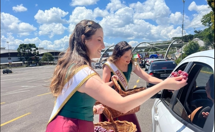 Ao adesivar o carro, moradores ganham ingresso para a Festa da Uva 2026